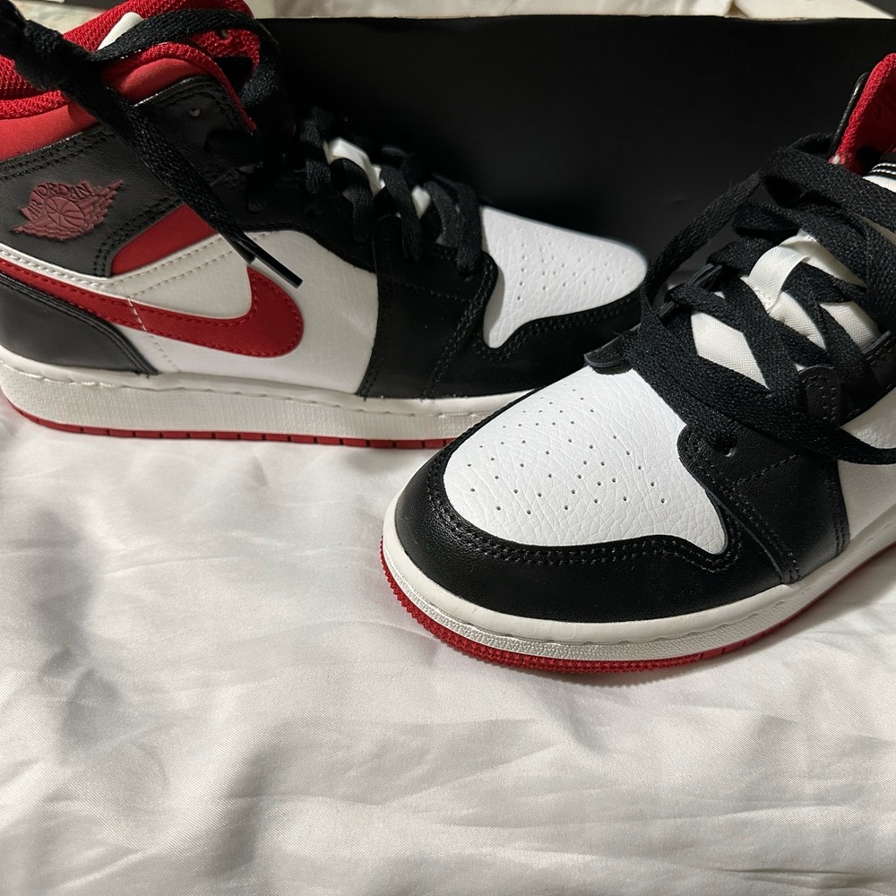 New Jordans size 4 mid 1’s